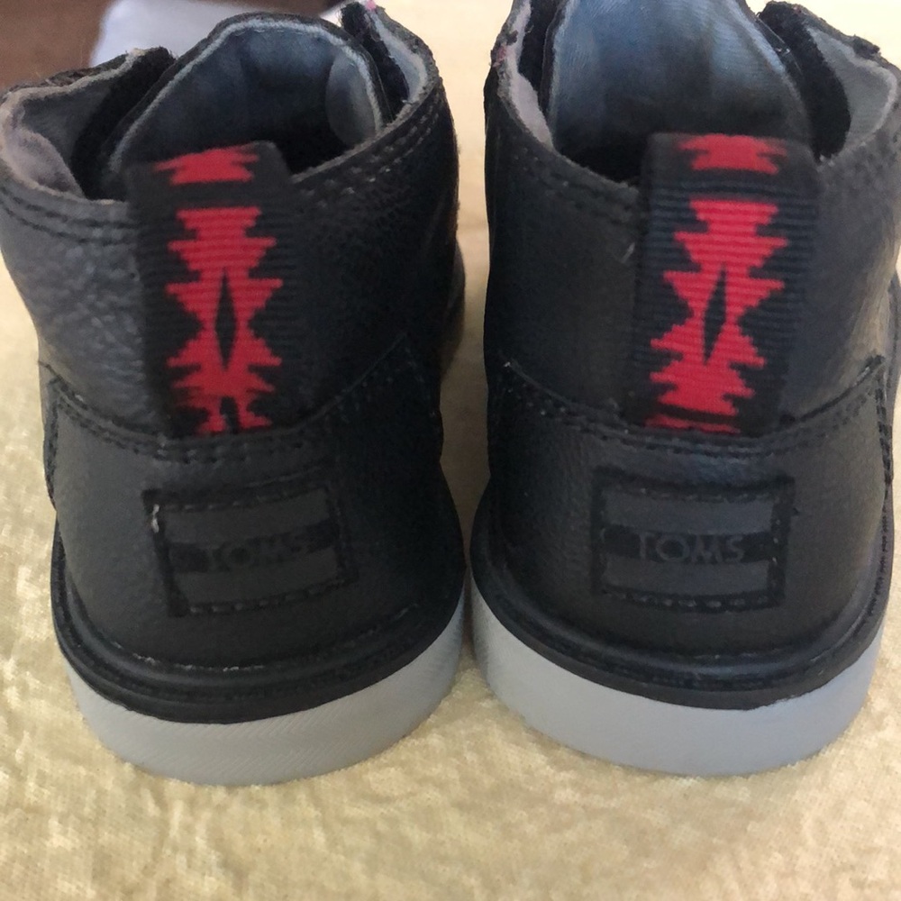 TOMS TODDLERS LEATHER CHUKKA BOOTS - Picture 4 of 8